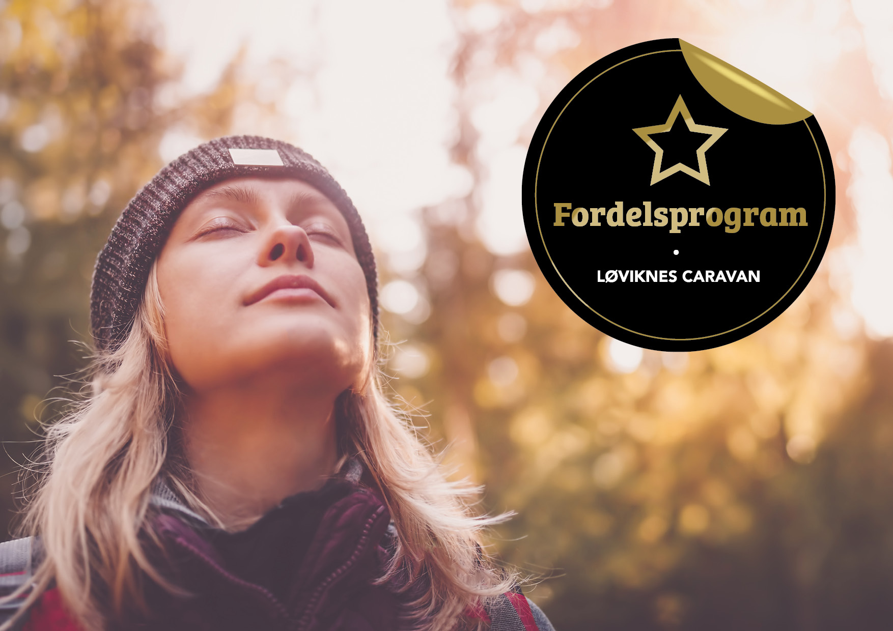 I bildet ser vi en dame som nyter følelsen av et bobilkjøp. Det er også et emblem fra fordelsprogrammet til Løviknes Caravan i bildet.