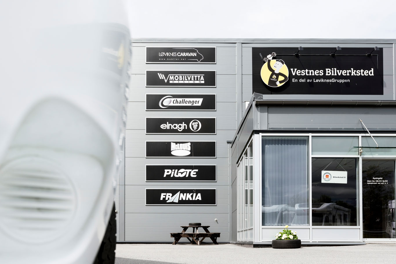 Inngangen til Vestnes Bilverksted, som er et godkjent Fiat-verksted for bobil.